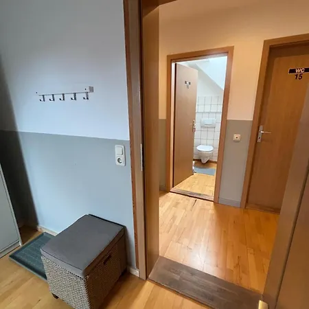 Zimmer-bad-tv-kuehlschrank-16 招待所 Meine